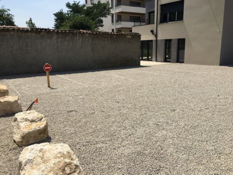 Création de cour en gravier avec parking particulier sur Caluire-et-Cuire