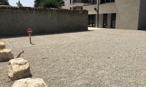 Création de cour en gravier avec parking particulier sur Caluire-et-Cuire
